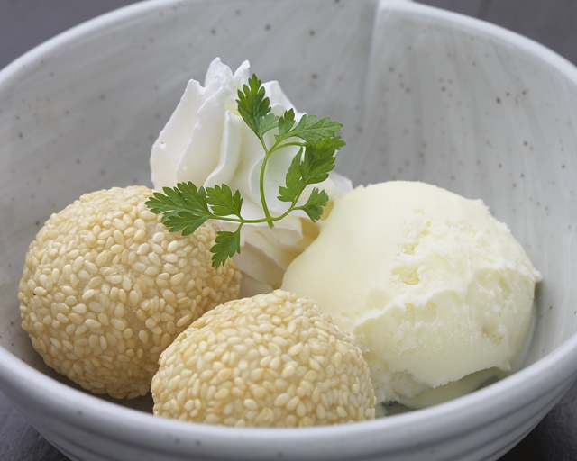 Attaka Goma Dango to Ice-cream: あったか胡麻団子とアイスクリーム
