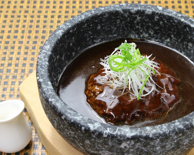 Ishi-yaki Nikomi Hamburg: 石焼き 煮込みハンバーグ