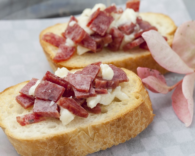 Salami to Gorgonzola no Bruschetta: サラミとゴルゴンゾーラのブルスケッタ