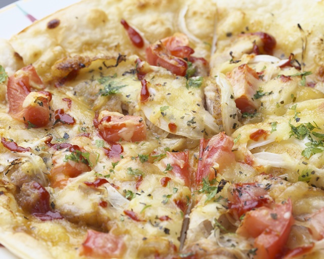 Teriyaki Chicken to Fresh Tomato no Pizza: 照焼きチキンとフレッシュトマトのピザ