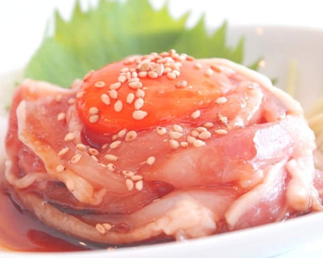 Tori Muneniku no Yukke: 鶏むね肉のユッケ
